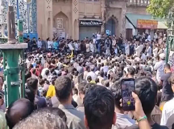 ईरान के सर्वोच्च नेता आयतुल्ला अली खामेनेई की मौत की खबर के बाद लखनऊ सहित यूपी में कई जगह प्रदर्शन