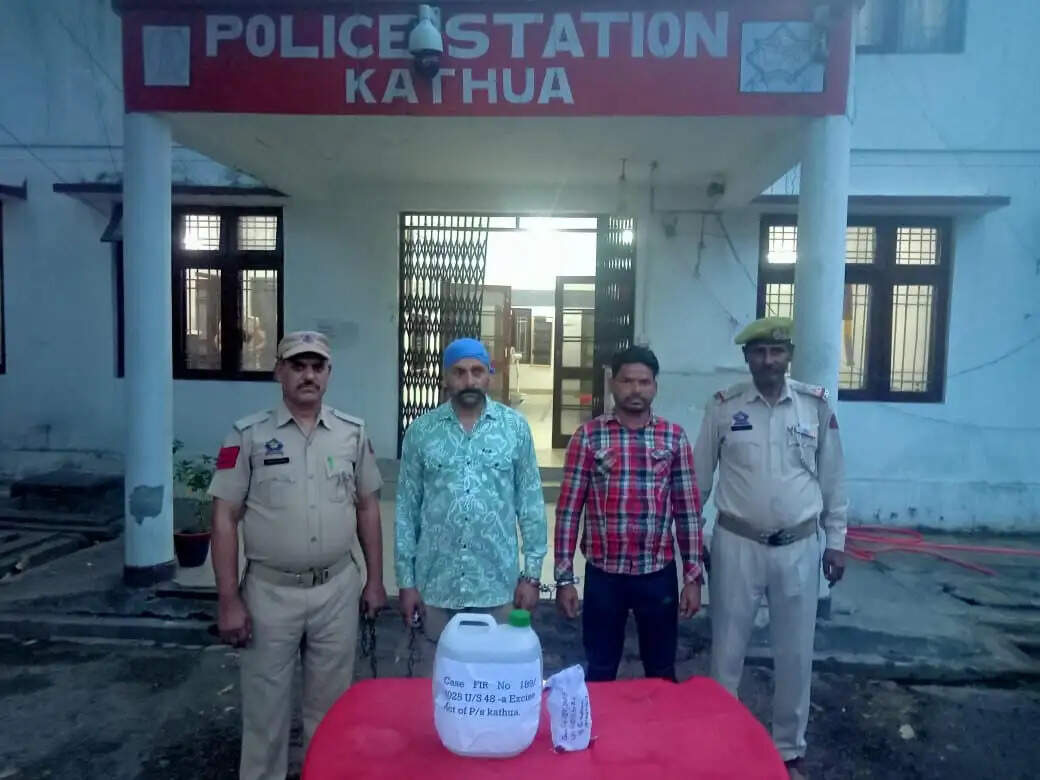 अवैध शराब सहित कार जब्त, दो गिरफ्तार