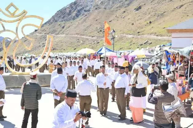 बाबा केदारनाथ धाम में पहली बार स्वयंसेवकाें का पथ संचलन