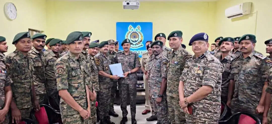झारखंड दौरे पर पहुंचे सीआरपीएफ डीजी, नक्सल अभियान में शामिल 209 कोबरा बटालियन जवानों को किया सम्मानित