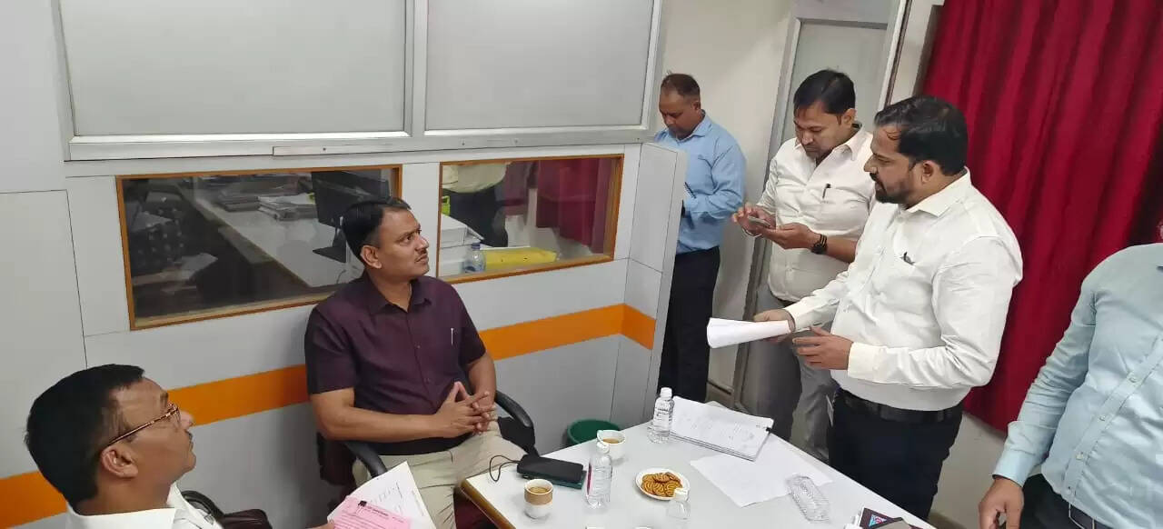 वाराणसी में ऋण आवेदनों की स्थिति जानने जिलाधिकारी पहुंचे बैंक शाखा