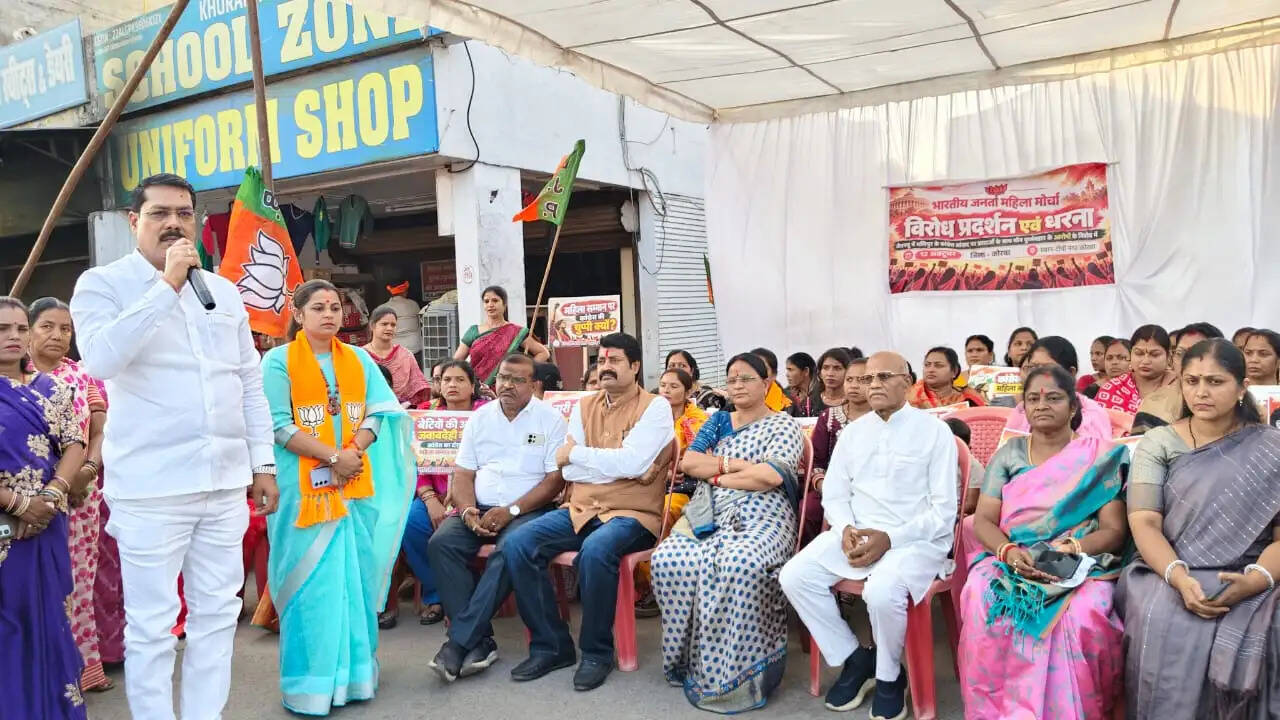 जेएनयू की छात्राओं से दुर्व्यवहार पर भड़का आक्रोश, भाजपा महिला मोर्चा का प्रदर्शन