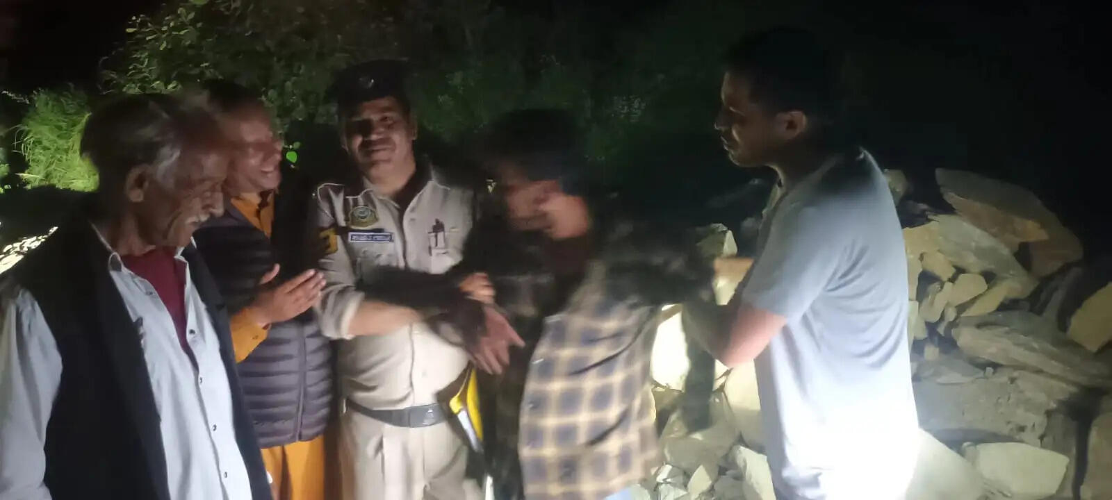मेले से लौटते समय खाई में गिरा युवक, पुलिस ने किया रेस्क्यू