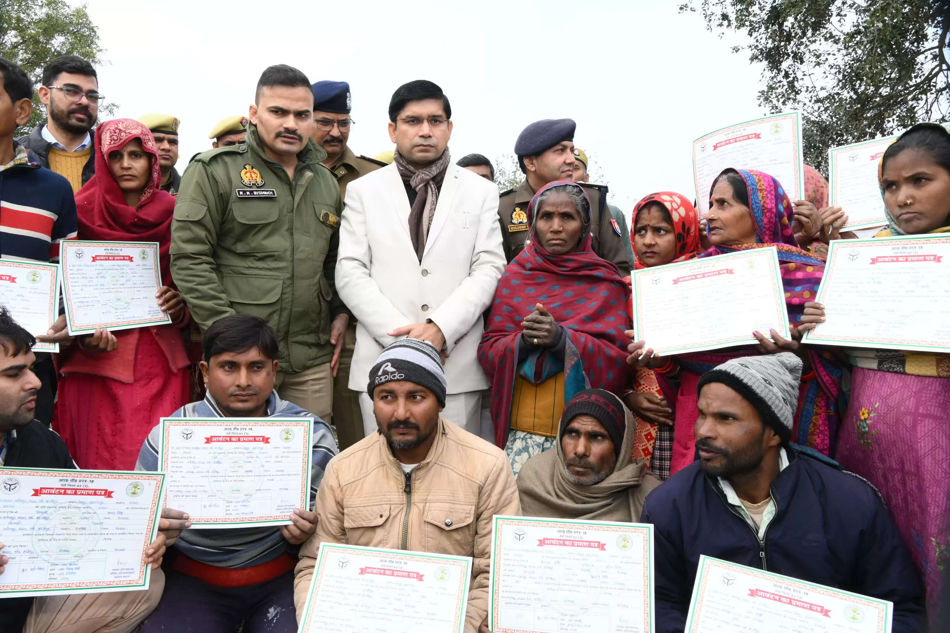 संभल में अवैध मस्जिद हटाकर कब्जा मुक्त जमीन काे 20 गरीबाें की गई आवंटित