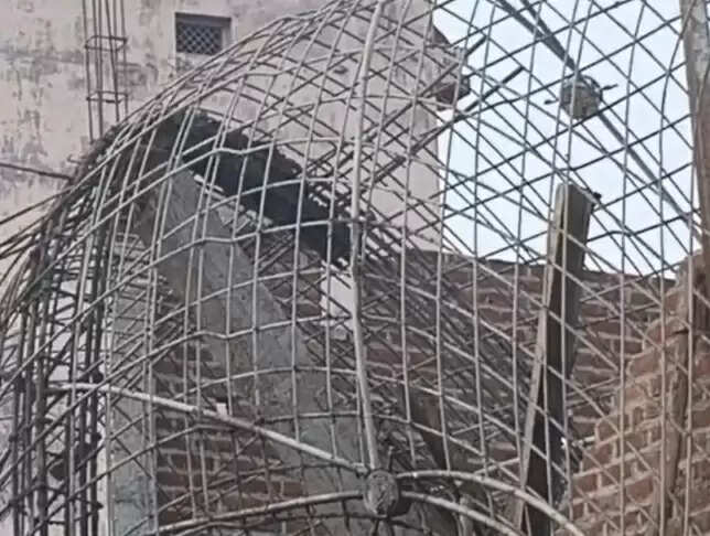 जनपद संभल की चंदौसी में निर्माणधीन मकान का लेंटर गिरने से मलबे में दबकर मजदूर और मिस्त्री घायल,हालत गंभीर।