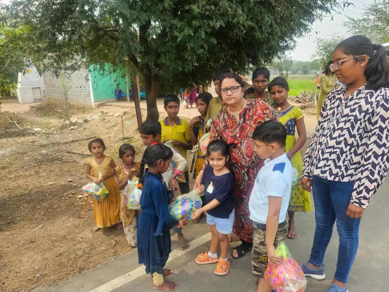 हरिलीला ट्रस्ट ने सबरिया डेरा के बच्चों को बांटे रंग गुलाल, खिल उठे सबके चेहरे