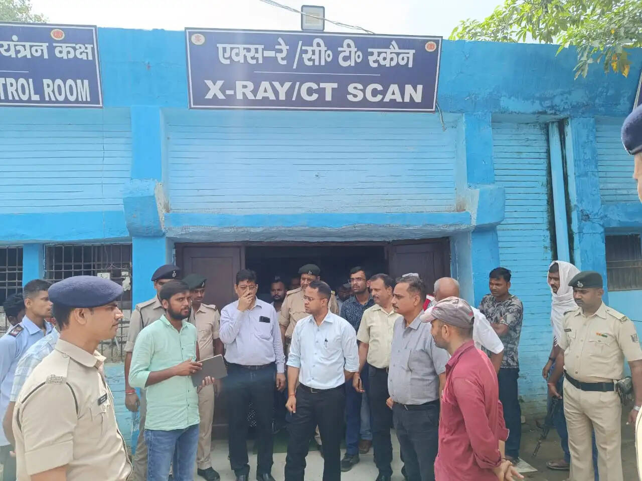 छपरा सदर अस्पताल में कीचड़ और जलजमाव पर जिलाधिकारी नाराज अधिकारियों को लगाई फटकार