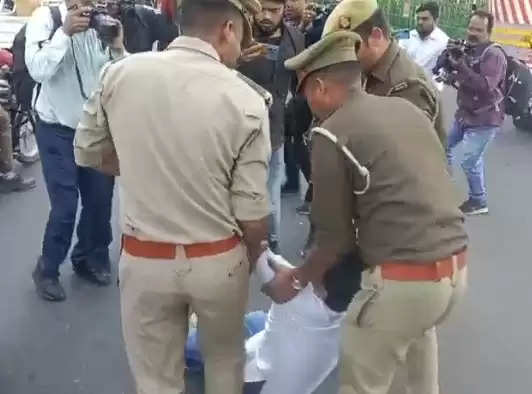 आम आदमी पार्टी के कार्यकर्ताओं ने किया प्रदर्शन का प्रयास, पुलिस ने रोका