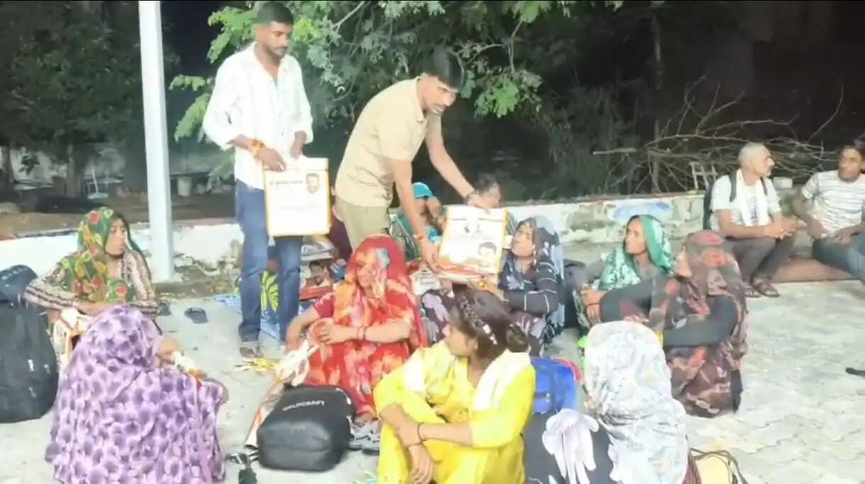 चित्रकूट जा रहे पदयात्रियों की पूर्व सांसद ने की सेवा, पेट्रोल पंप पर की रात्रि विश्राम की व्यवस्था