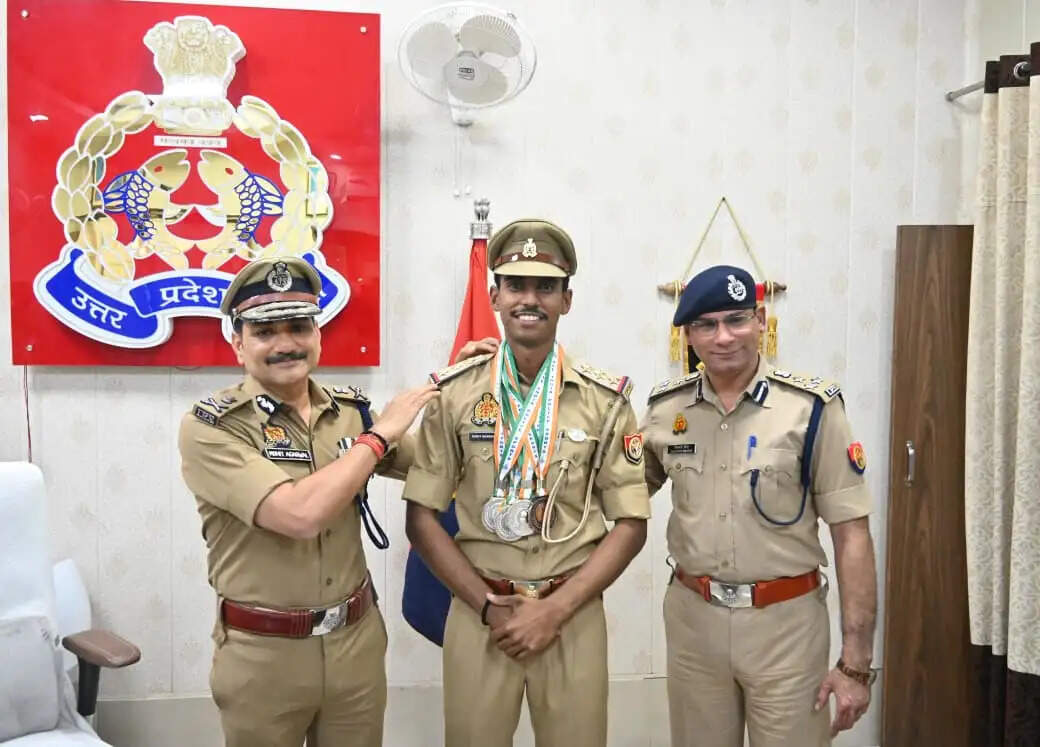 राष्ट्रीय स्तर के खिलाड़ी आरक्षी श्रेय को आउट आफ टर्न प्रमोशन, सीपी ने खुद कंधे पर लगाया थ्री स्टार