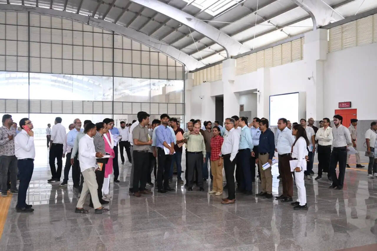महाप्रबंधक&nbsp; ने किया गांधीनगर जयपुर रेलवे स्टेशन के पुनर्विकास कार्य का निरीक्षण
