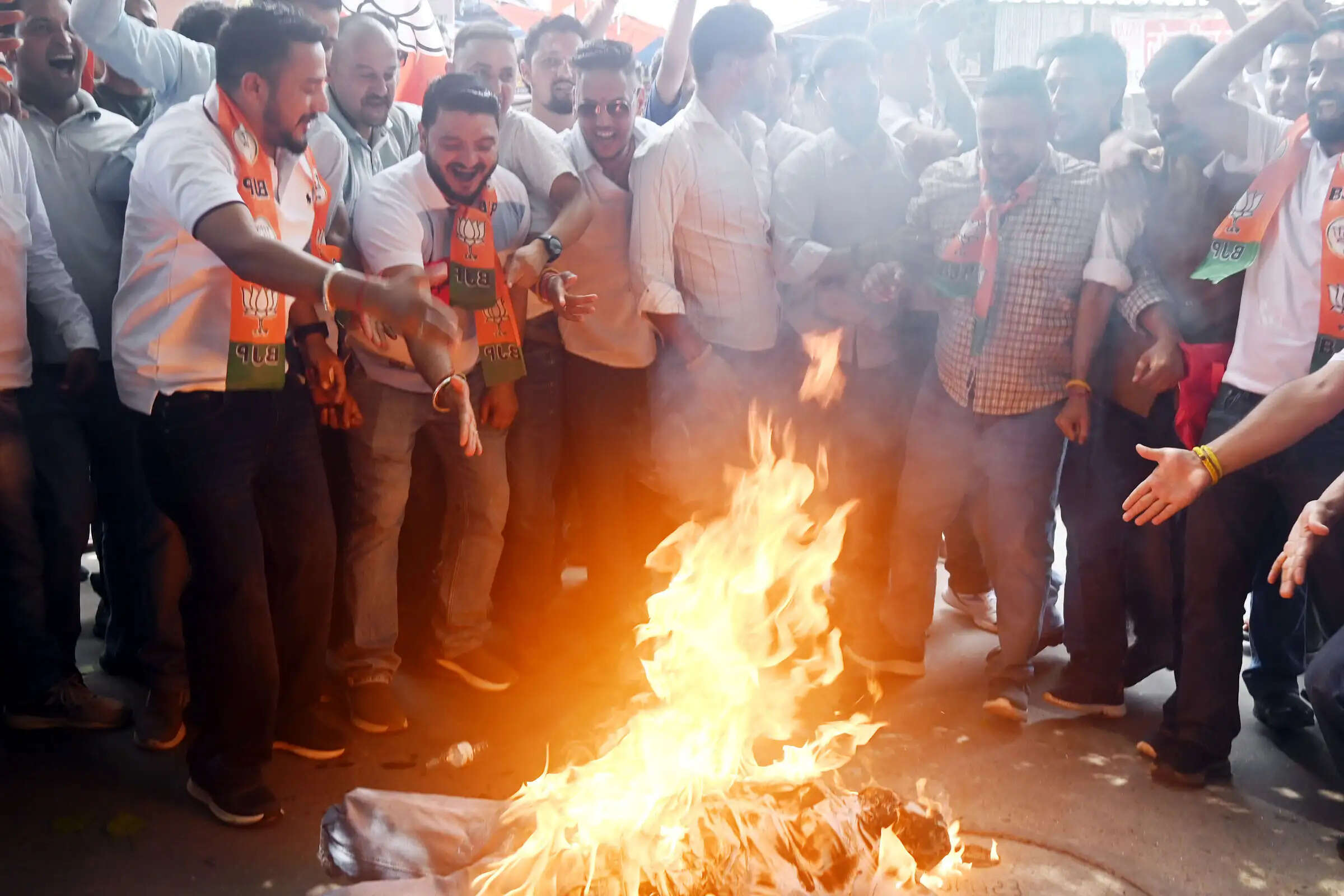 भाजयूमो आक्रोश रैली : भाजपा युवा मोर्चा ने मुख्यमंत्री का फूंका पुतला, पुलिस से हुई छीना झपटी