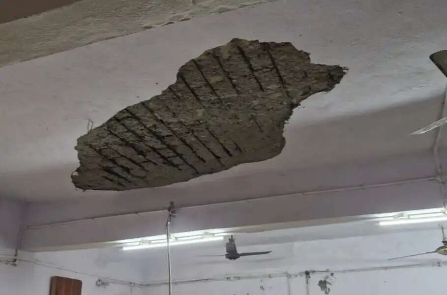 राजगढ़ः बीआरसी भवन में छत का प्लास्टर गिरा, टला बड़ा हादसा; कर्मचारियों में दहशत