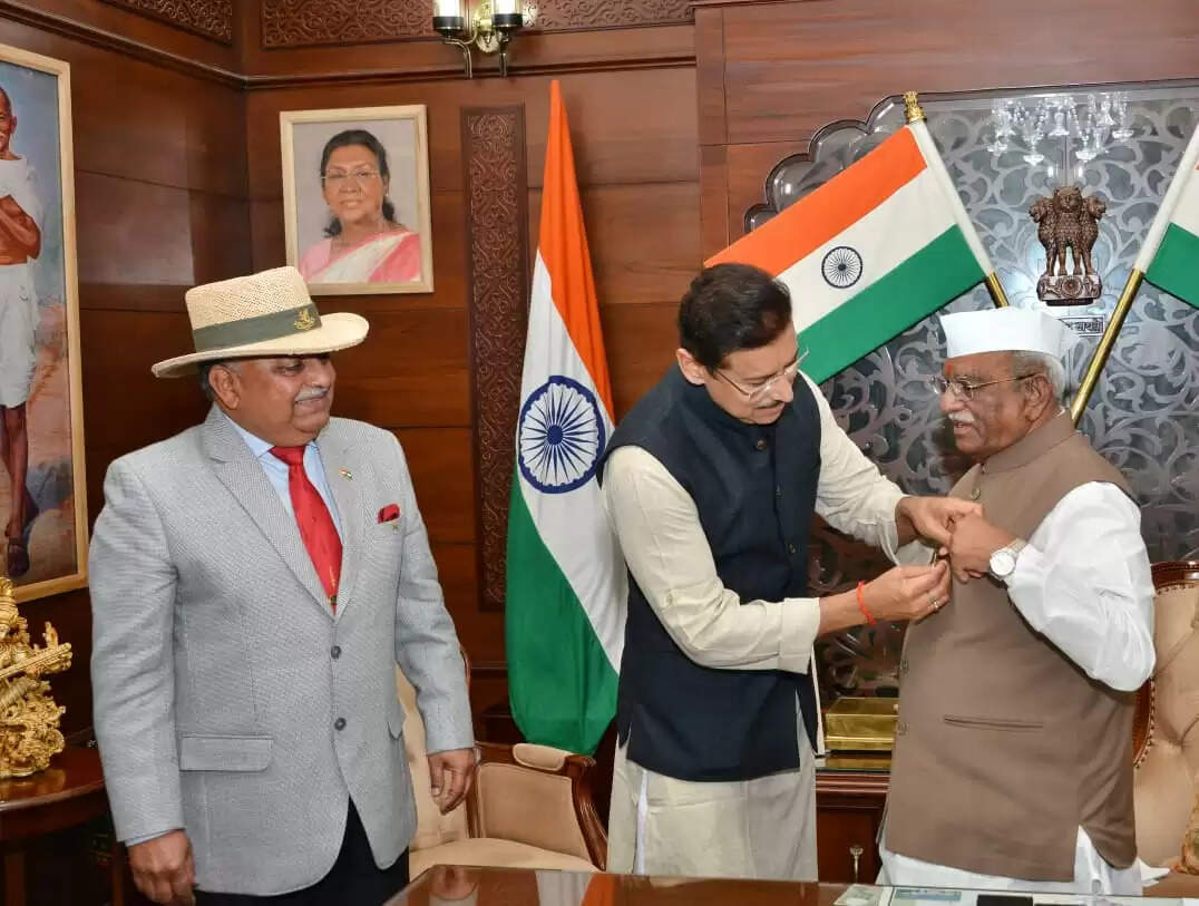 कर्नल राज्यवर्धन सिंह राठौड़ ने लोक भवन पहुंचकर राज्यपाल की जैकेट पर लगाया झंडा (बैज)