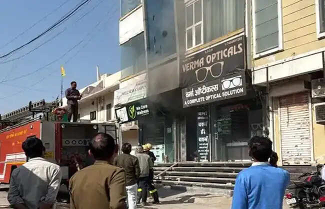 रेवाड़ी में कपड़ों व जूतों के गोदाम में लगी भीषण आग, लाखों का माल जलकर खाक