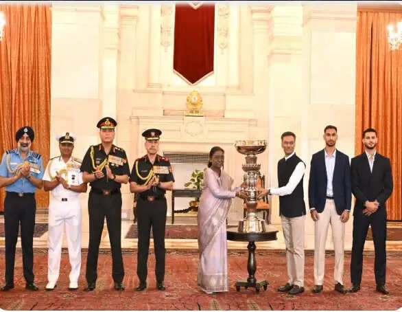 डूरंड कप चैंपियन ईस्ट बंगाल को राष्ट्रपति द्रौपदी मुर्मू ने सौंपी प्रेसिडेंट्स कप ट्रॉफी