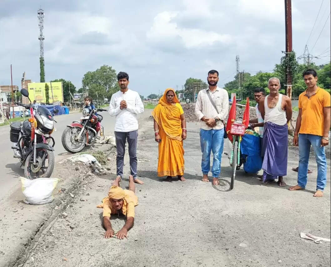 दुर्गा मां को नमन कर दंड प्रणाम यात्रा पर देवघर के लिए निकल पड़े 75 वर्षीय राम बाबा
