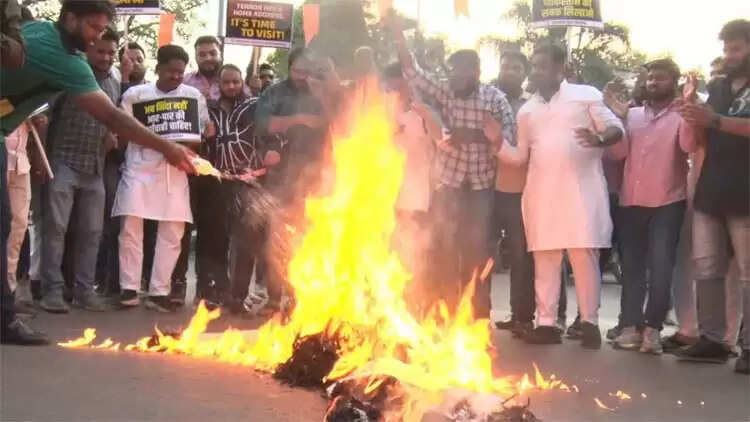 युवा कांग्रेस ने आतंकवाद के खिलाफ जताया आक्राेश, किया पुतला दहन