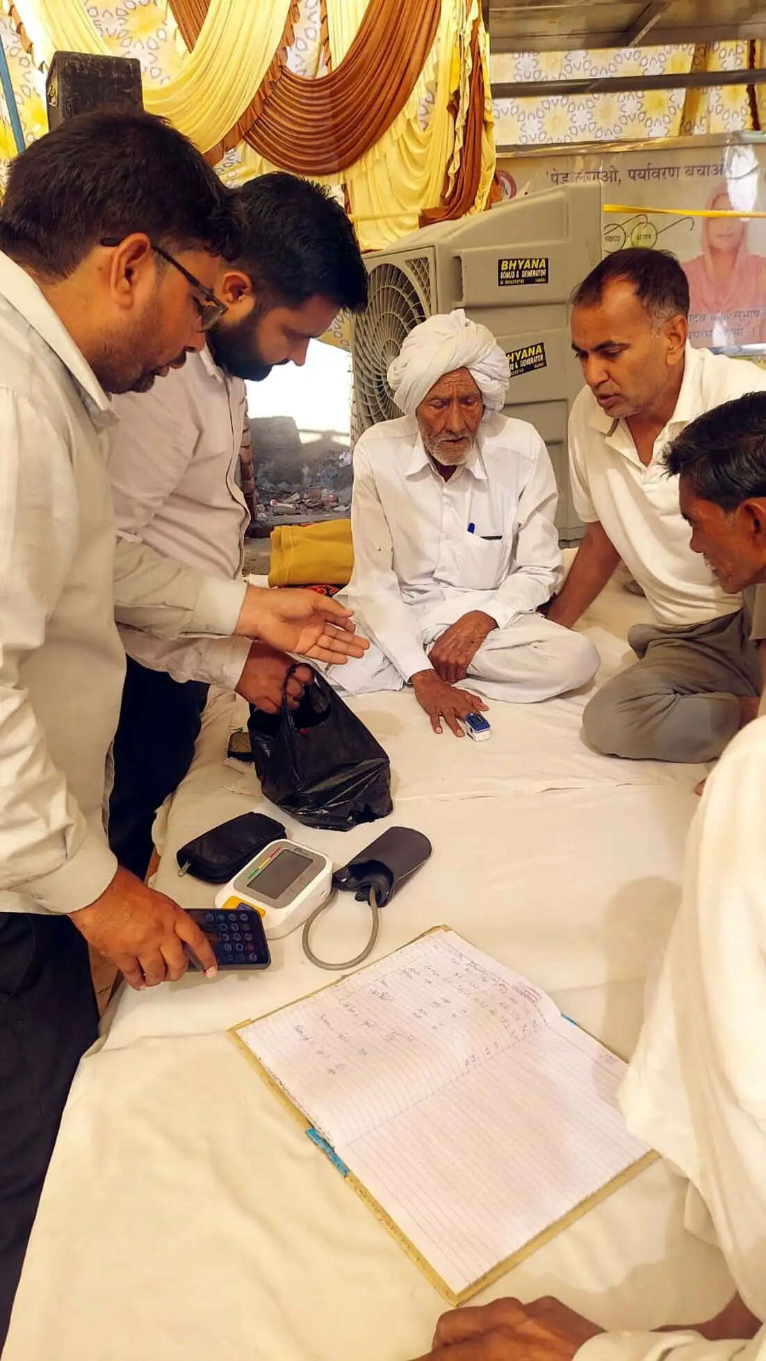 हांसी : पानी की मांग पर बैठे अनशनकारियों की बिगड़ी तबीयत