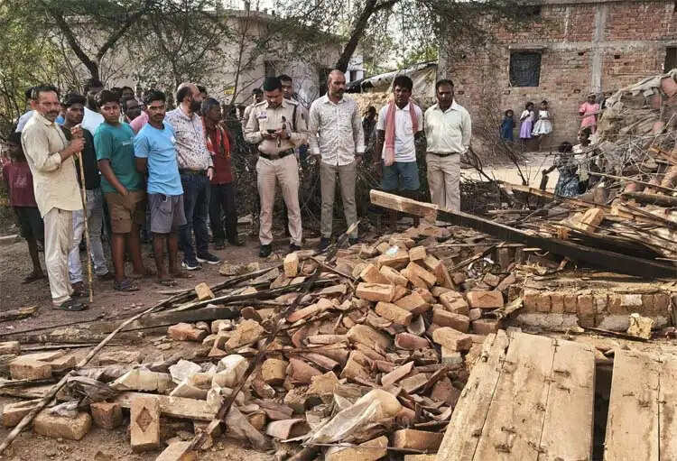 दीवार गिरने से मलबे में दबकर नाबालिग की माैत