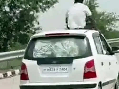फरीदाबाद : केजीपी&nbsp;पर&nbsp;चलती&nbsp;कार&nbsp;में&nbsp;किया&nbsp;स्टंट, 14 हजार का चालान