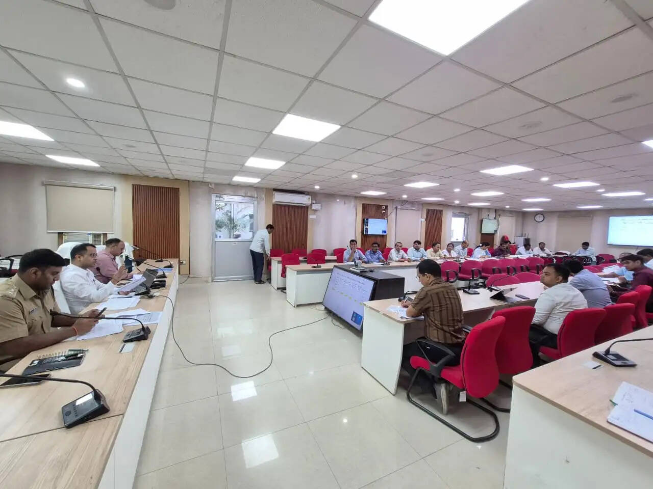 जनता दरबार में जिलाधिकारी ने सुनीं 85 फरियादियों की समस्याएं