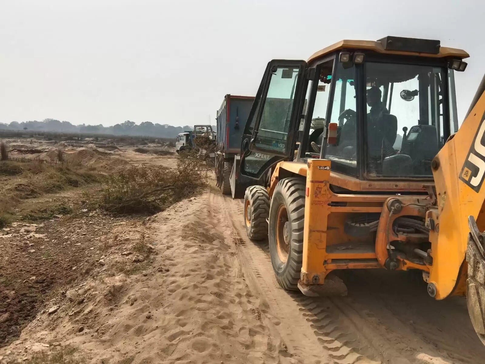 अवैध रेत उत्खनन पर प्रशासन की सख्त कार्रवाई, एक जेसीबी और चार हाईवा जब्त