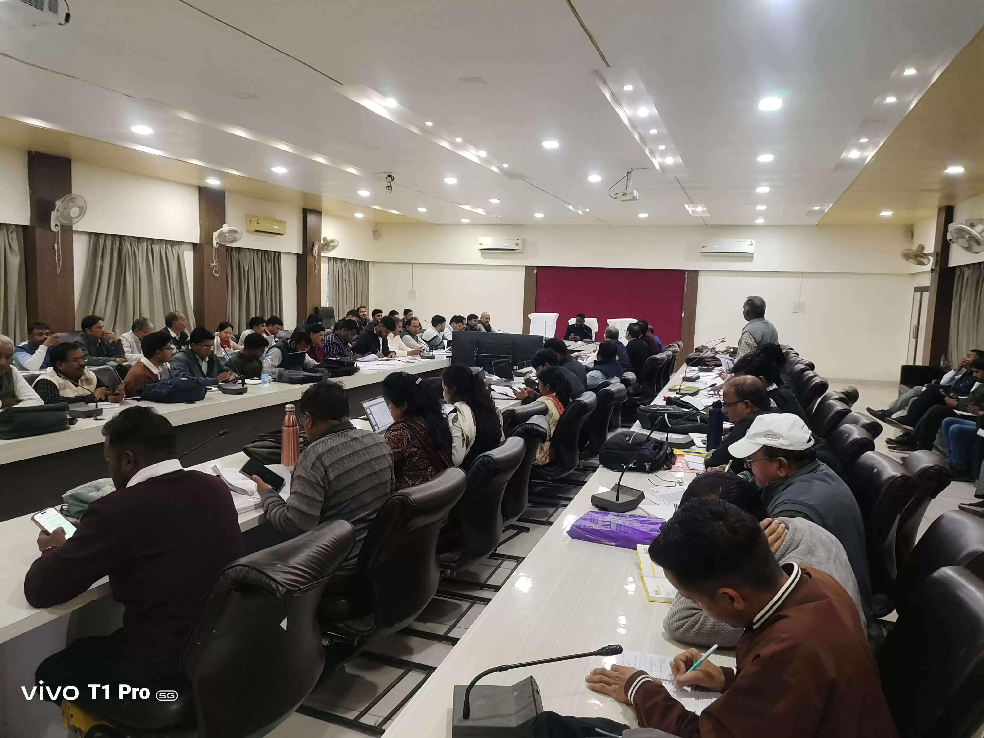 राजगढ़ः शासकीय योजनाओं की समीक्षा बैठक आयोजित, लापरवाही पर सेवा समाप्ति व वेतन काटने के निर्देश