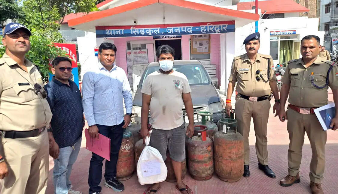 गैस की कालाबाजारी पर सख्त कार्रवाई, 10 सिलेंडर जब्त, आरोपित गिरफ्तार