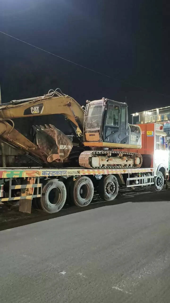 अवैध खनन गतिविधियों के खिलाफ संयुक्त अभियान में तीन एक्सक्वेटर सहित 25 वाहन जब्त