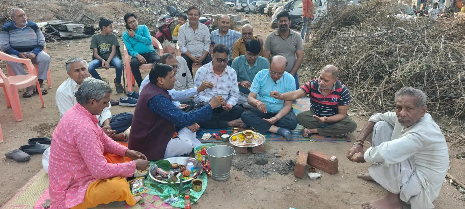 डांडा पूजा के साथ भक्त प्रहलाद का प्रतीक स्तंभ स्थापित, होलिका दहन की तैयारी पूरी
