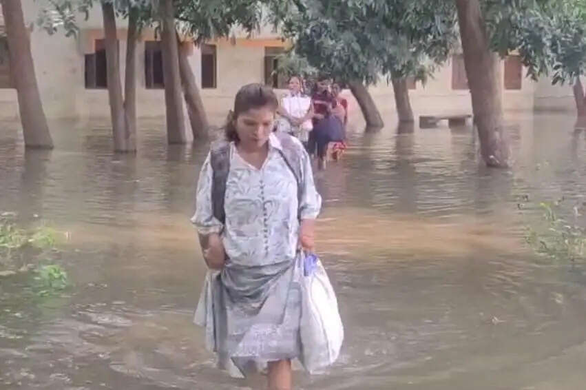 टीएमबीयू के गर्ल्स हॉस्टल में घुसा बाढ़ का पानी, छात्राओं ने खाली किया कमरा