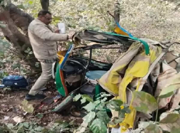 उप्र के आगरा में कंटेनर ने दो ऑटो को मारी टक्कर, पांच लोगों की मौत