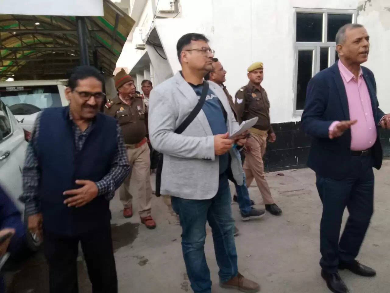 कानपुर से आई आयकर विभाग की टीम ने जिला सहकारी बैंक में की छापेमारी