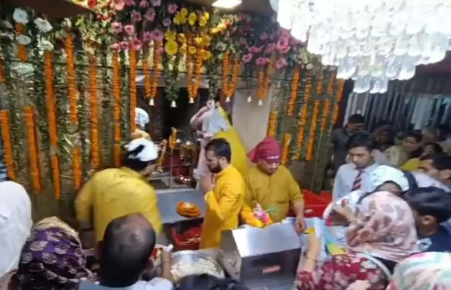 शक्ति की भक्ति में डूबी देवभूमि, मंदिरों के शहर में सजे नयनाभिराम दुर्गा पंडाल, हर तरफ नवरात्र की धूम