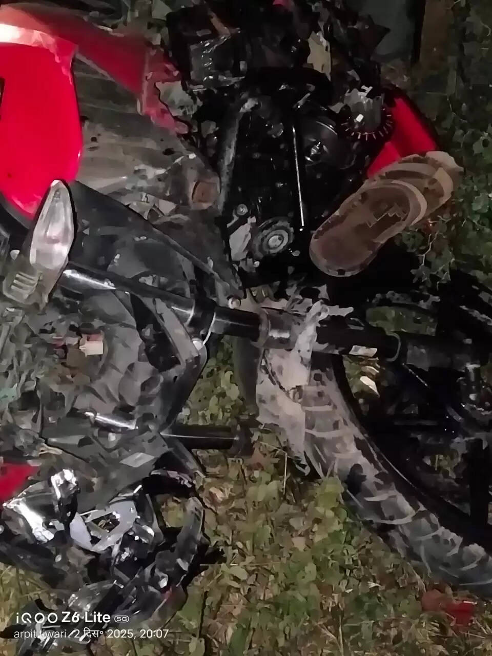 सड़क हादसे में तीन युवकों की दर्दनाक मौत