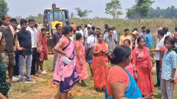 बड़का रेगरे गांव में चलाई जबरन जेसीबी, ग्रामीणों ने उपायुक्त और एसपी से की हस्तक्षेप की मांग