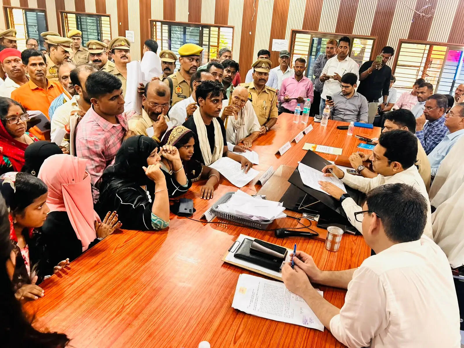 सम्पूर्ण समाधान दिवस में जिलाधिकारी ने सुनीं 180 शिकायतें, 6 का मौके पर निस्तारण