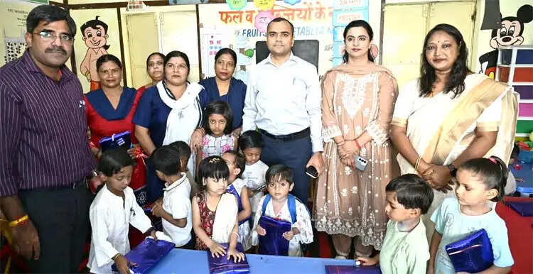 बच्चों संग आंगनबाड़ी केंद्र में जिलाधिकारी की पत्नी ने मनाया जन्मदिन