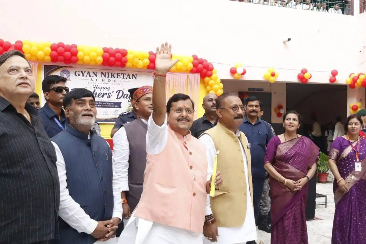 शिक्षक दिवस पर पुराने स्कूल पहुंचे भाजपा अध्यक्ष नितिन नवीन, आचार्य किशोर कुणाल की प्रतिमा का किया अनावरण