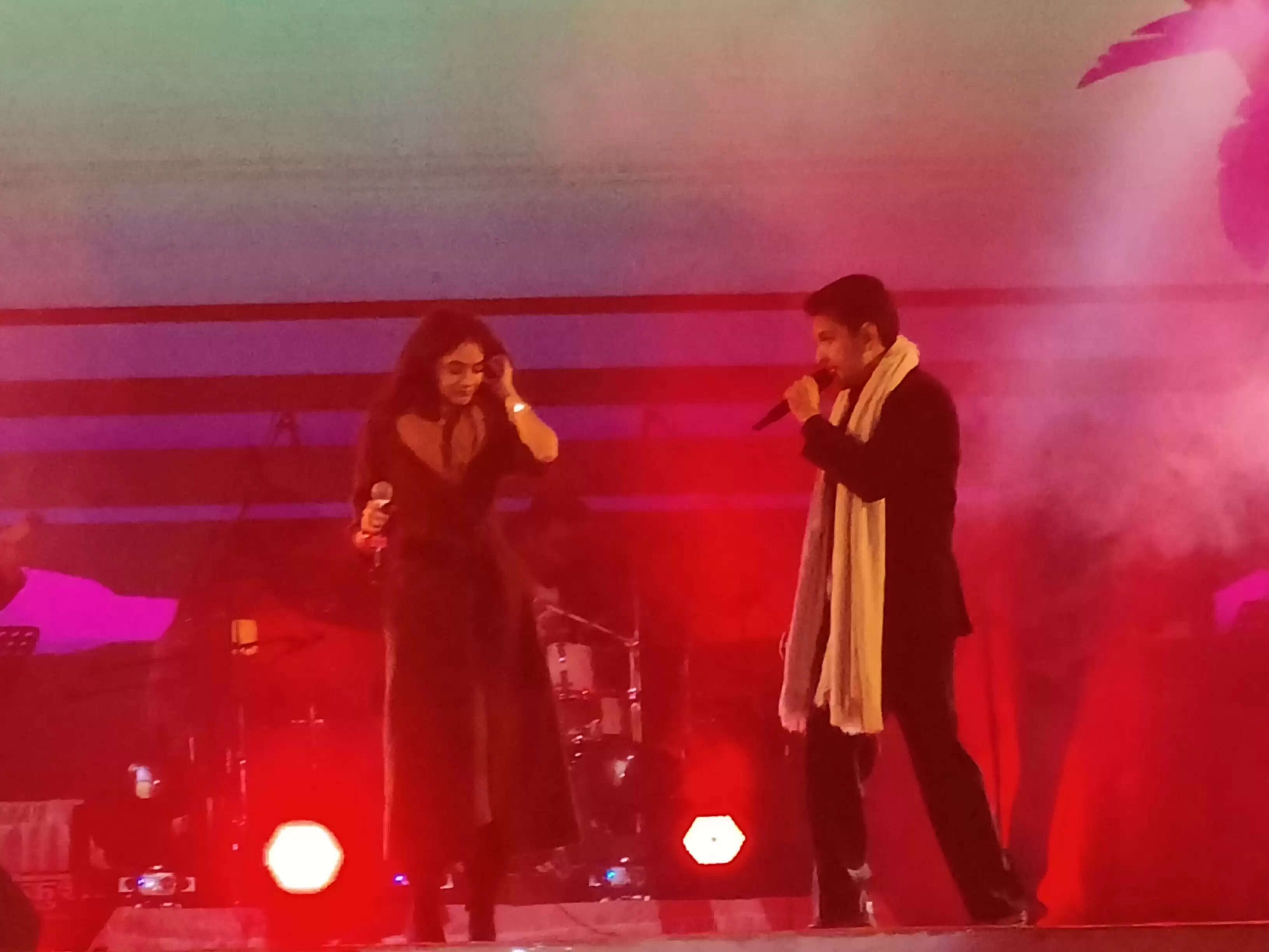 बलरामपुर : तातापानी महोत्सव में सुरों की सुनामी, आदित्य नारायण–सना अरोड़ा की जोड़ी ने दर्शकों को झूमने पर किया मजबूर