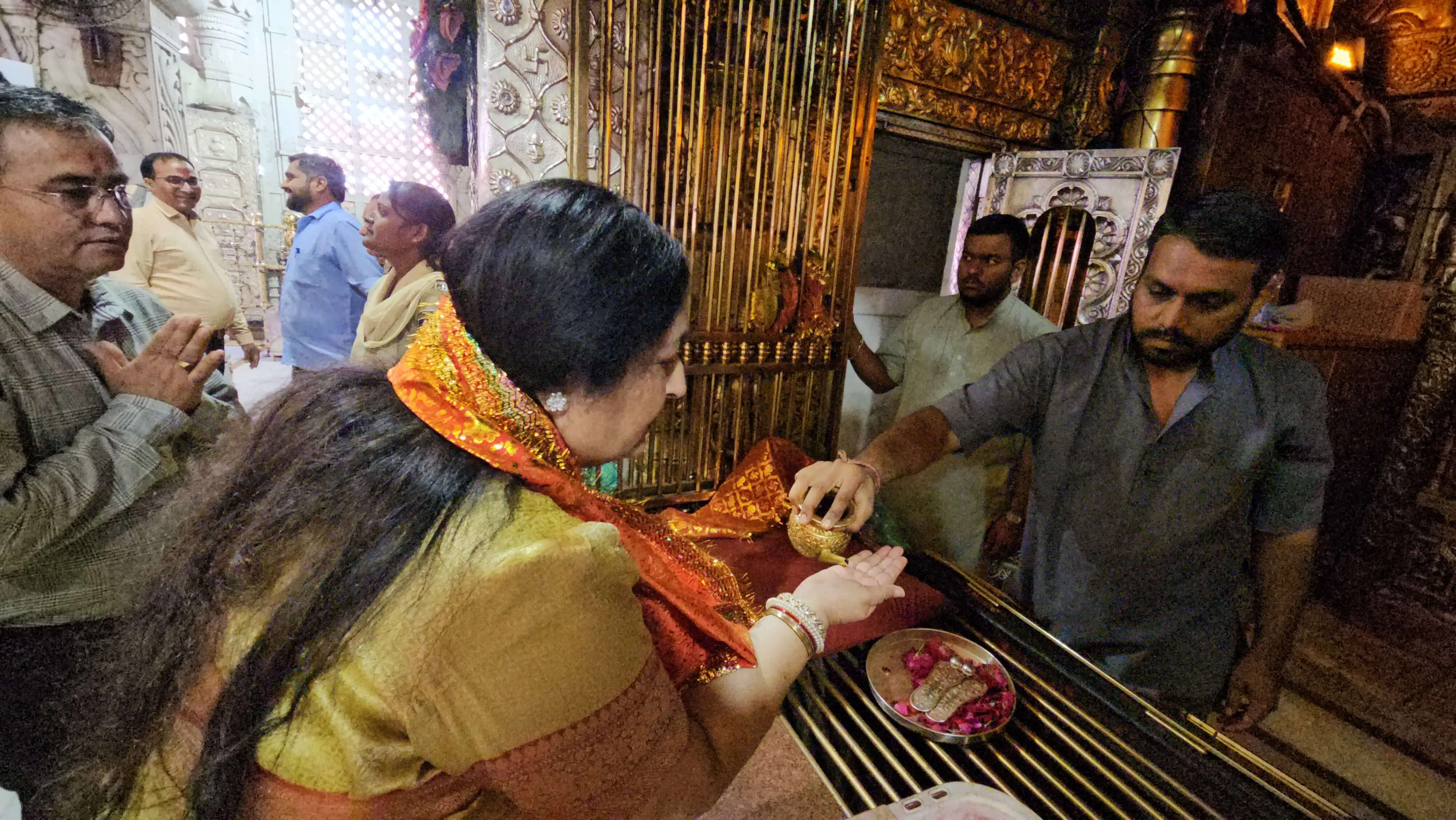 मशहूर गायिका अनुराधा पौडवाल मां अंबे की शरण में अंबाजी पहुंचीं