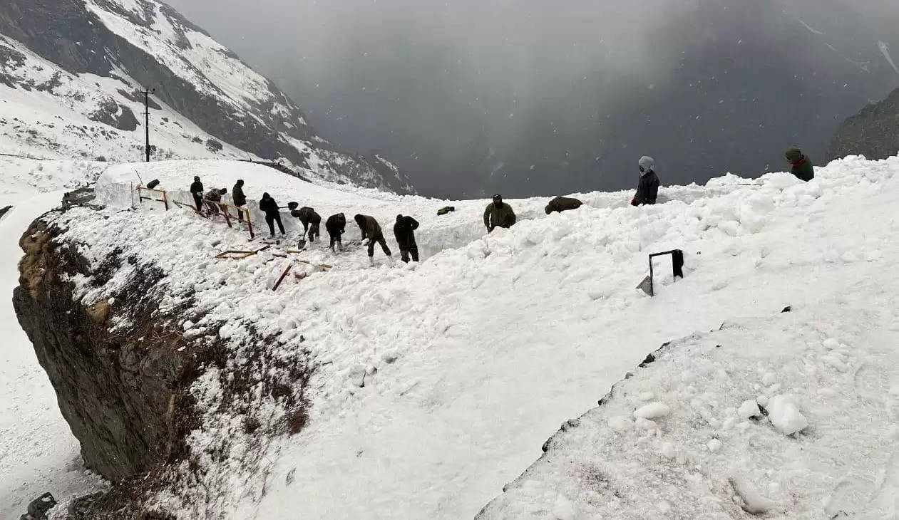 हेमकुंड साहिब यात्रा : चार किमी तक पैदल मार्ग से हटायी बर्फ