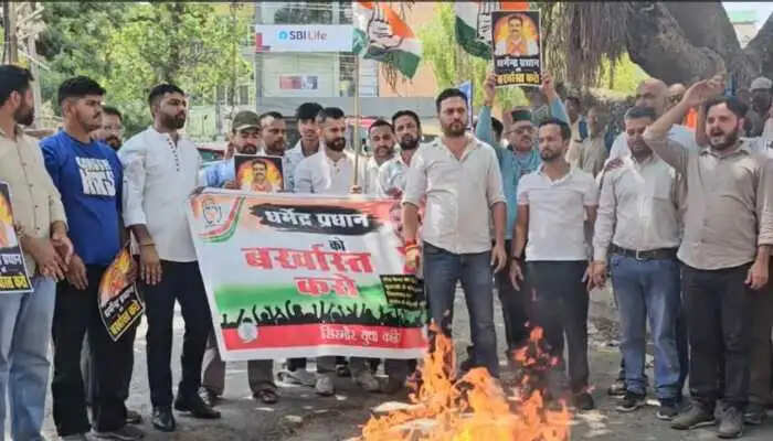 नीट पेपर लीक मामले पर यूथ कांग्रेस का प्रदर्शन, शिक्षा मंत्री का पुतला फूंका