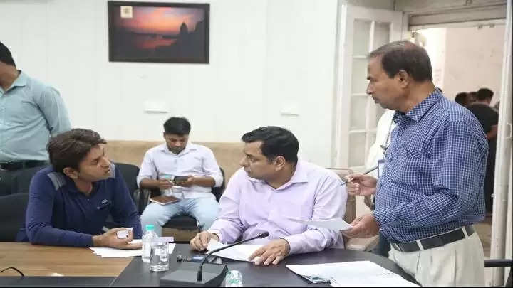 भोपालः एडीएम एवं अन्य अधिकारियों ने सुनी 100 से अधिक आवेदकों की समस्याएं