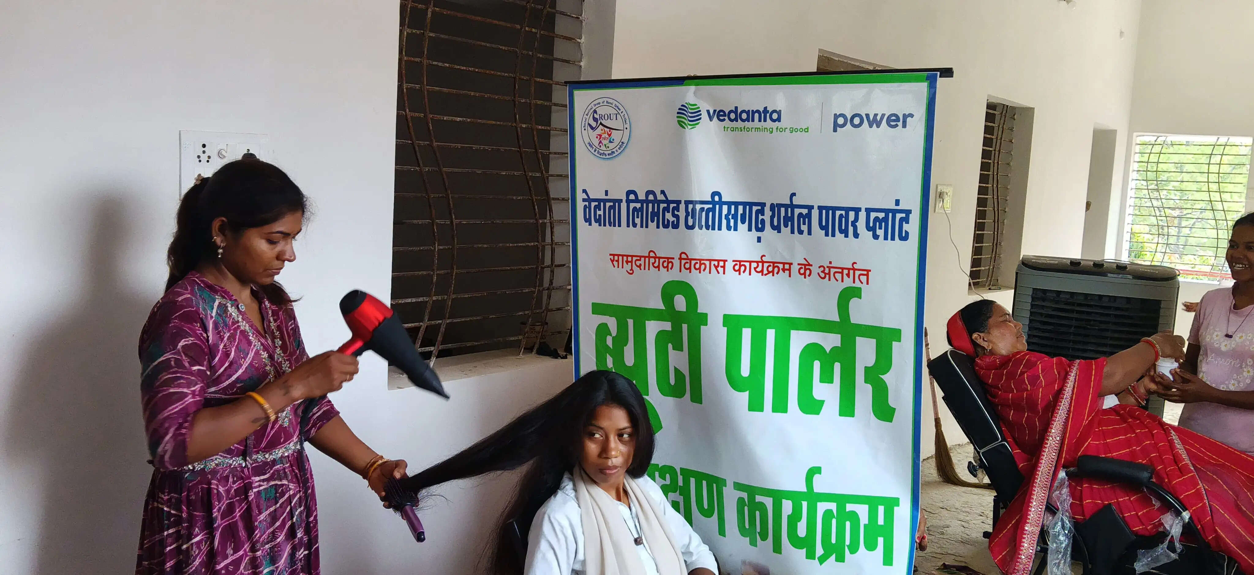 वेदांता पावर की ‘सखी परियोजना’ अंतर्गत महिलाएं सीख रहीं ब्यूटी वेलनेस के गुर