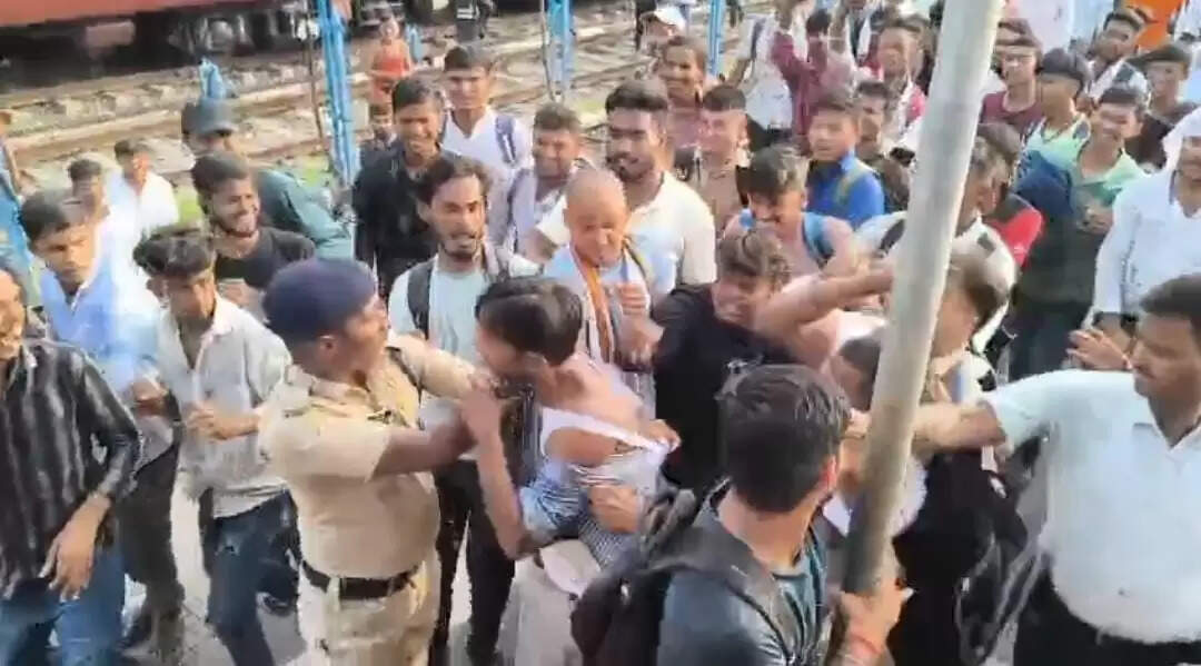 रेलवे स्टेशन पर धराया मोबाइल चोर, लोगों ने की पिटाई