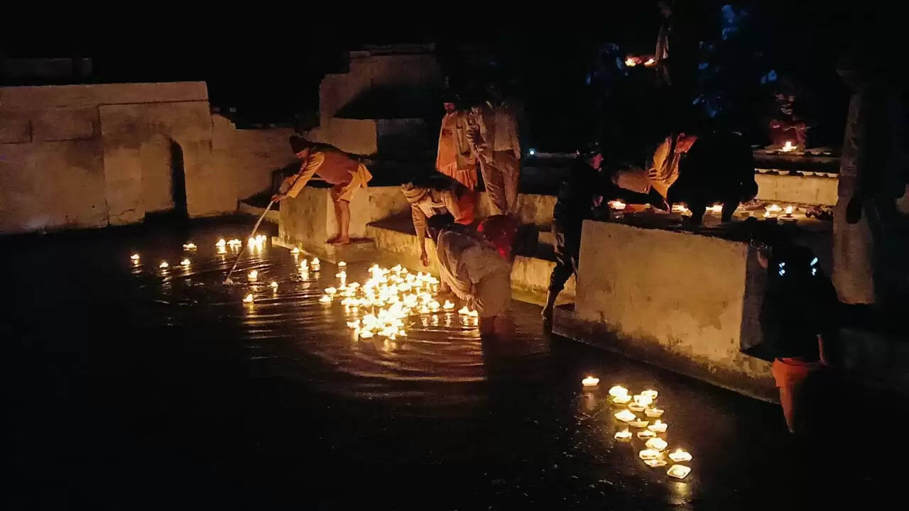 ऐतिहासिक धौंसा मंदिर के गोपाल सागर में भव्य दीपोत्सव
