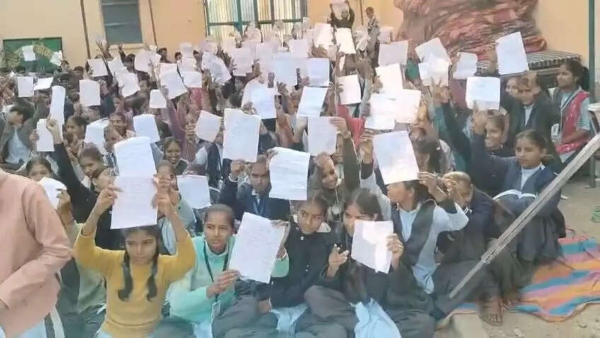 शिक्षक के तबादले के विरोध में तीसरे दिन भी आंदोलन जारी