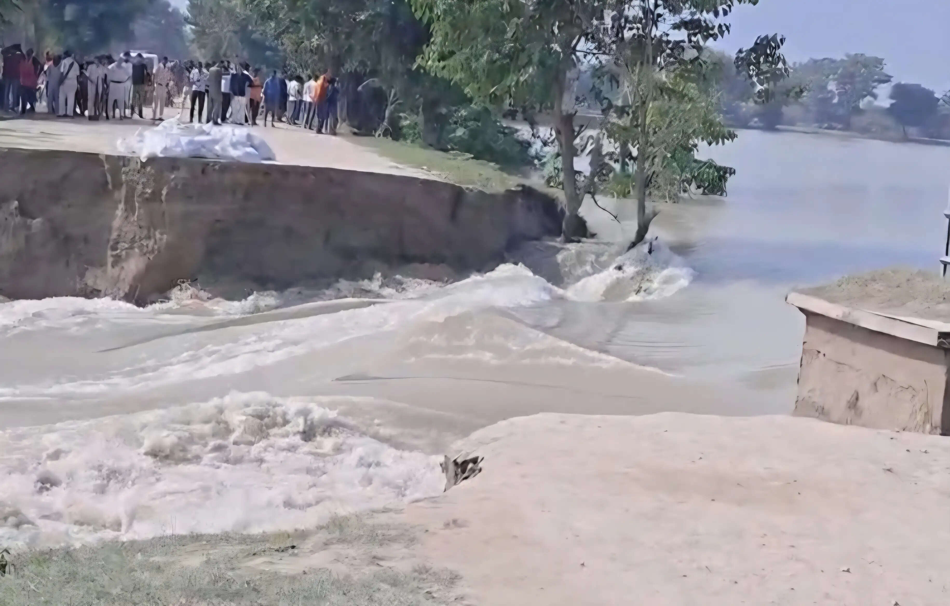 सारण में गंडक नदी का तटबंध टूटा, तेजी से फैल रहा बाढ़ का पानी